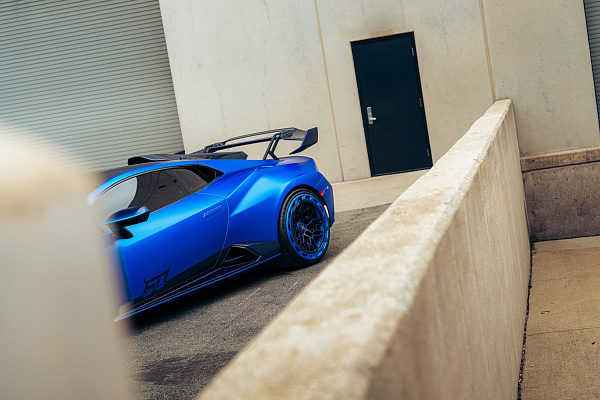 Фото дисков Brixton Forged FDE06 Aerotech Синий сатин на Lamborghini Huracan