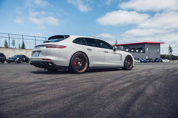 Фото дисков HRE 300 Сатиновая темная бронза на Porsche Panamera III