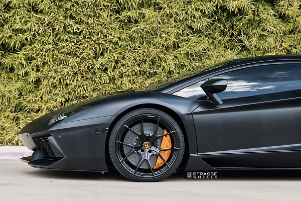 Фото дисков Strasse Wheels SM5R Deep Concave Monoblock Черный глянец на Lamborghini Aventador
