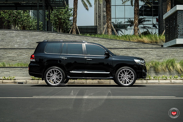 Фото дисков Vossen M-X3 Глянцевый лак на Toyota Land Cruiser 200