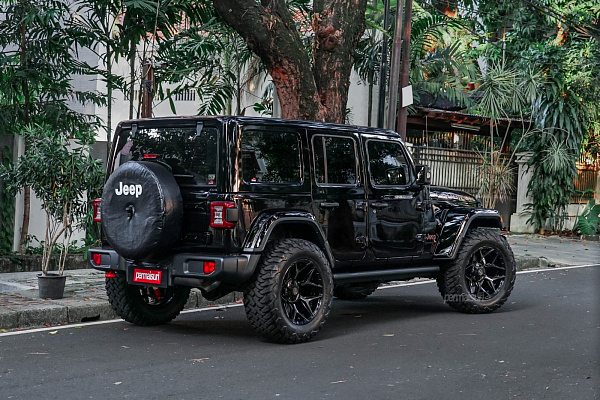 Фото дисков 4PLAY 4P06 Черный глянец на Jeep Wrangler IV (JL)