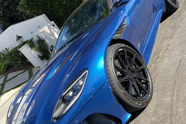 Фото дисков CEC C26 Черный глянец на Aston Martin DBS 3