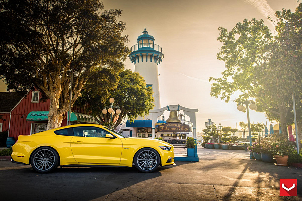 Фото дисков Vossen VFS-2 Глянцевый графит на Ford Mustang VI