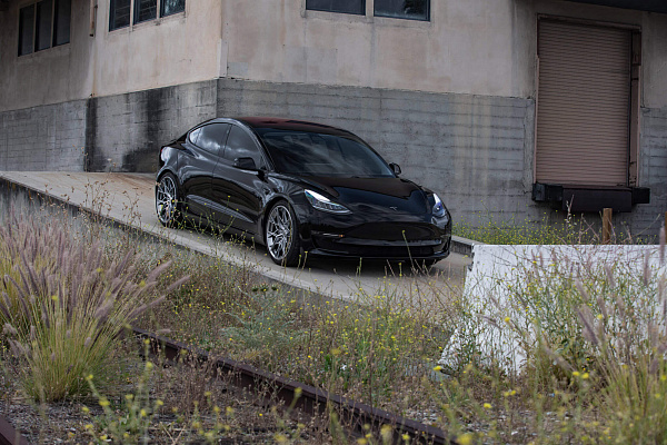 Фото дисков HRE FF10 Серебро на Tesla Model 3