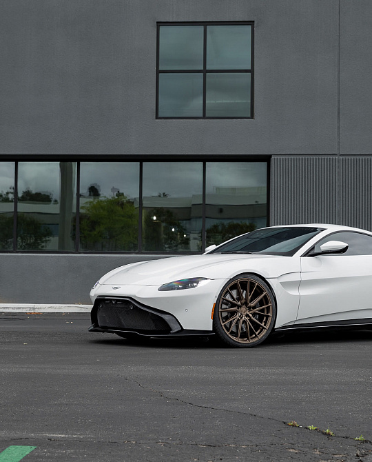 Фото дисков HF-4T Сатиновая бронза на Aston Martin Vantage 4