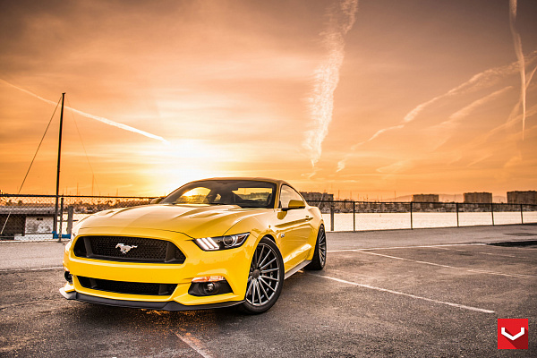 Фото дисков Vossen VFS-2 Глянцевый графит на Ford Mustang VI