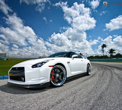 Фото дисков Strasse Wheels S5 Performance на Nissan GT-R