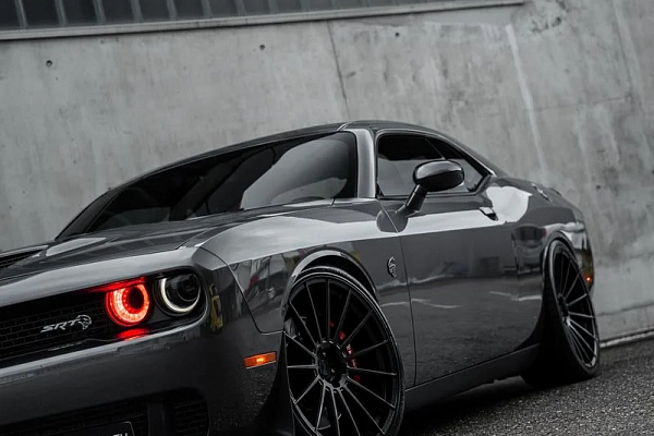 Фото дисков ST Wheels ST22 Сатиновый графит на Dodge Challenger III
