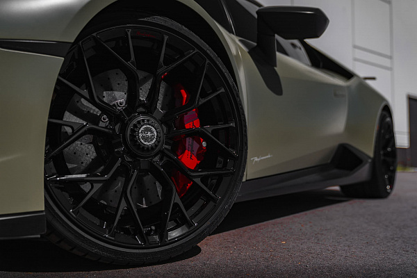 Фото дисков Brixton Forged PF10 Черный глянец на Lamborghini Huracan