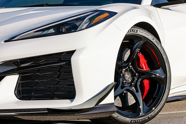Фото дисков Anrky XR-105 Черный глянец на Chevrolet Corvette C8