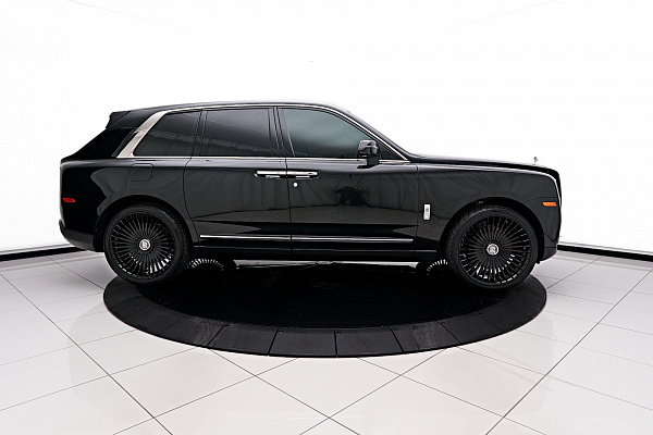 Фото дисков Giovanna Tulum Черный глянец на Rolls-Royce Cullinan
