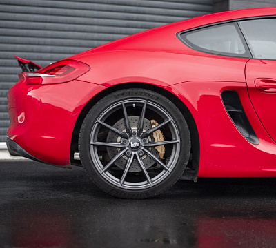 Фото дисков Bola FLC на Porsche Cayman II