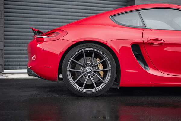 Фото дисков Bola FLC Сатиновый графит на Porsche Cayman II