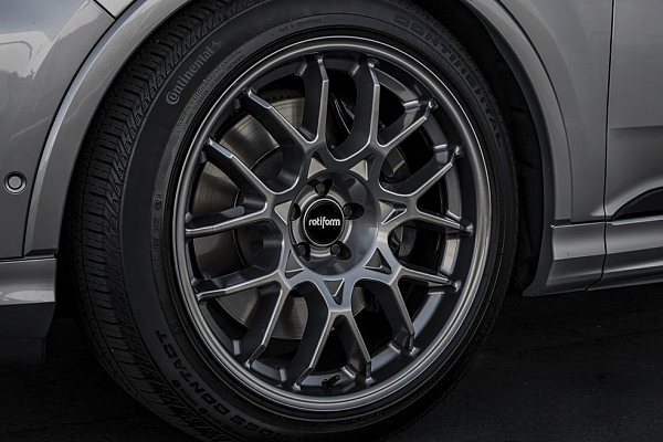 Фото дисков Rotiform ZWS Глянцевый графит на Audi Q7 (4M)