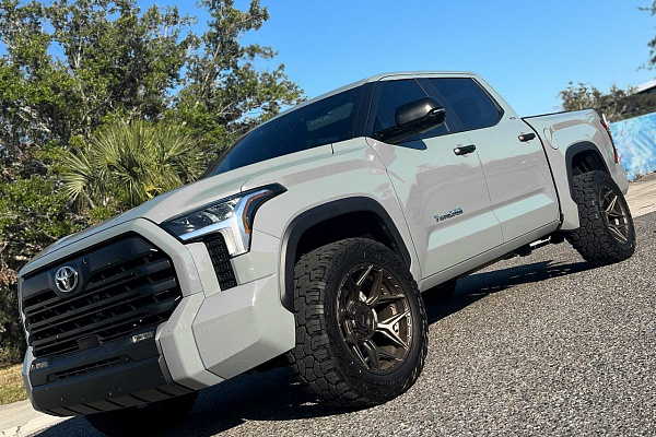 Фото дисков 4PLAY 4P06 Сатиновая бронза на Toyota Tundra III