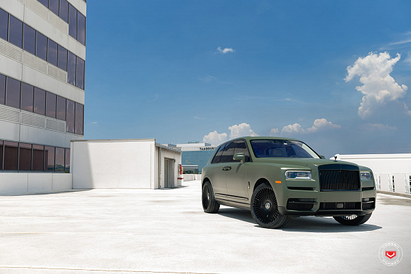 Фото дисков Vossen S17-16 Черный глянец на Rolls-Royce Cullinan