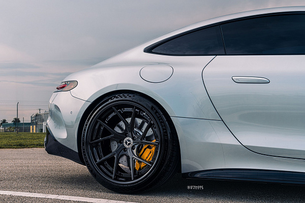 Фото дисков Strasse Wheels SM5RT Deep Concave FS Черный глянец на Mercedes-Benz AMG GT II