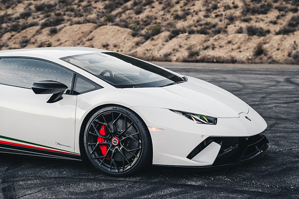 Фото дисков Brixton Forged PF10 Черный сатин на Lamborghini Huracan