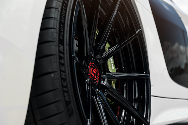 Фото дисков Strasse Wheels SV10 Deep Concave Duoblock Черный глянец на Audi R8 (4S)