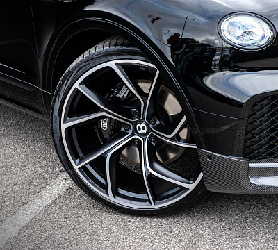 Фото дисков Kahn Type 54 на Bentley Bentayga