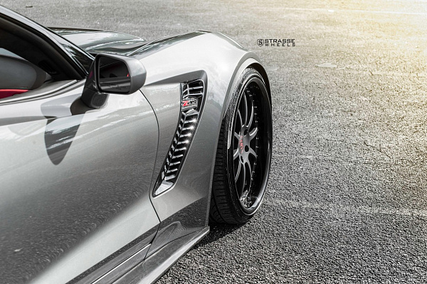 Фото дисков Strasse Wheels R10 Signature Черный сатин на Chevrolet Corvette C7