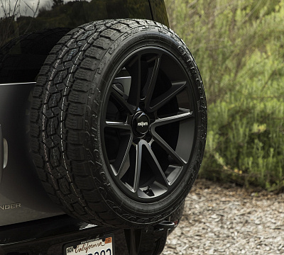Фото дисков Rotiform BTL на Land Rover Defender II