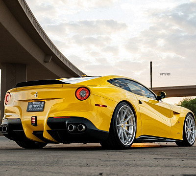 Фото дисков Strasse Wheels SV10 Deep Concave FS на Ferrari 812