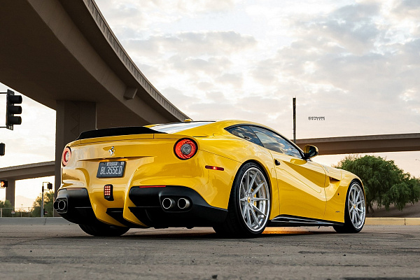 Фото дисков Strasse Wheels SV10 Deep Concave FS Глянцевый лак на Ferrari 812