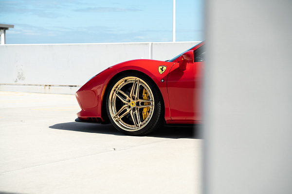 Фото дисков HRE S107SC Глянцевое золото на Ferrari F8