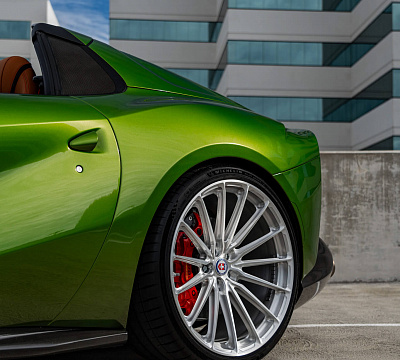 Фото дисков HRE P103SC на Ferrari 812