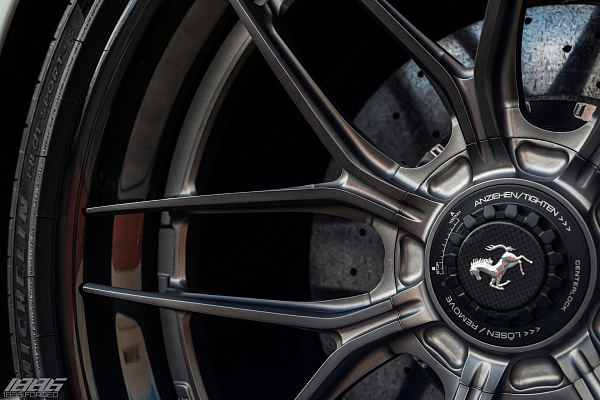 Фото дисков 1886 Wheels XR004 Сатиновый графит на Ferrari 488