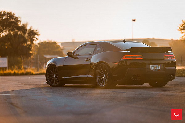 Фото дисков Vossen VFS-10 Глянцевый графит на Chevrolet Camaro V
