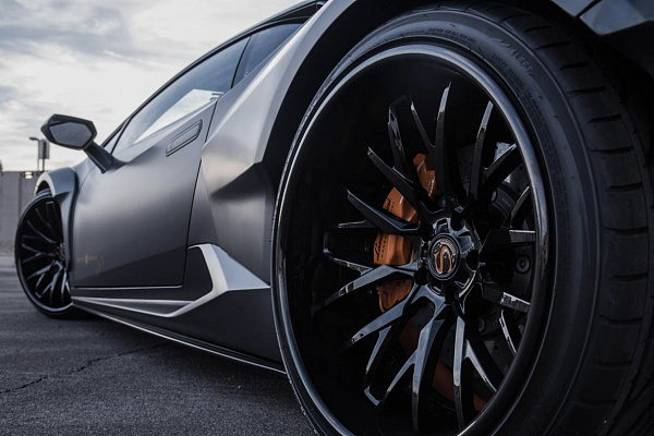 Фото дисков Savini SV83 Черный глянец на Lamborghini Huracan