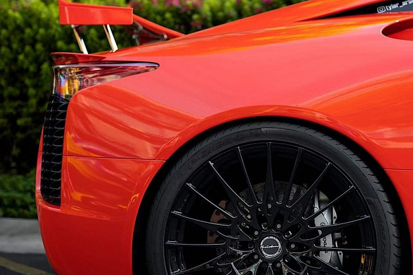 Фото дисков Brixton Forged HS1 Черный глянец на Lexus LFA