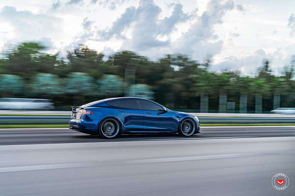 Фото дисков Vossen S17-04 Глянцевый графит на Tesla Model S