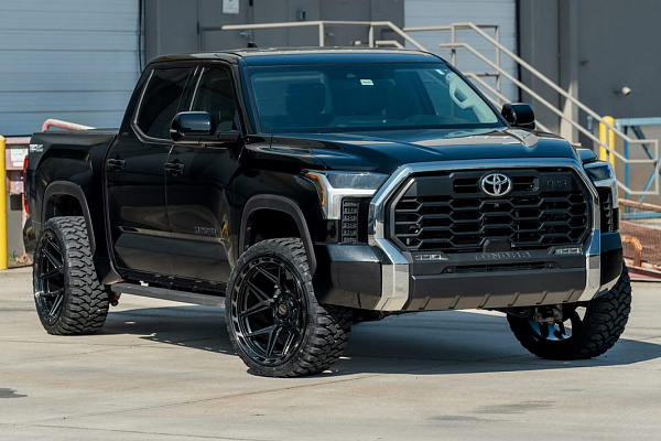 Фото дисков 4PLAY 4P55 Черный глянец на Toyota Tundra III