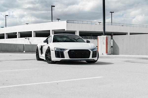 Фото дисков Strasse Wheels SV10 Deep Concave Duoblock Черный глянец на Audi R8 (4S)