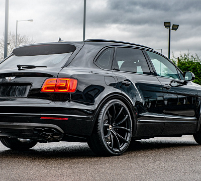 Фото дисков Kahn Type 54 на Bentley Bentayga