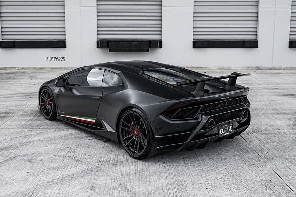 Фото дисков Strasse Wheels SV12 Deep Concave Duoblock Черный глянец на Lamborghini Huracan