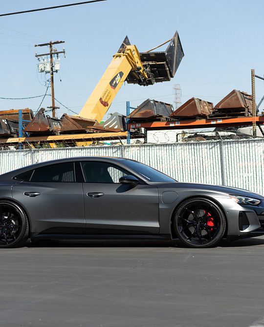 Фото дисков HF-5 Черный глянец на Audi E-tron GT