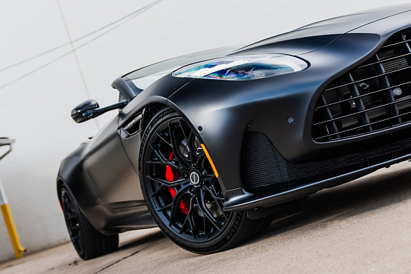 Фото дисков Brixton Forged PF13 R / RS Черный сатин на Aston Martin DB12