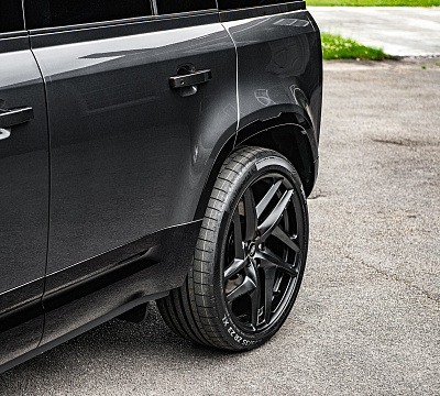 Фото дисков Kahn Type 52 RS на Land Rover Defender II