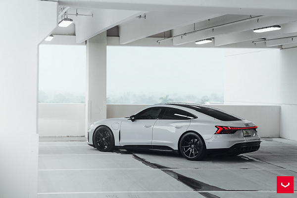 Фото дисков Vossen HF-3 Черный глянец на Audi E-tron GT
