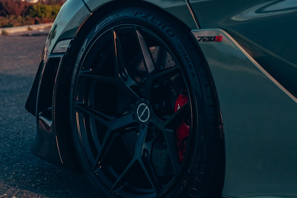 Фото дисков Brixton Forged PF7 Черный сатин на McLaren 720S