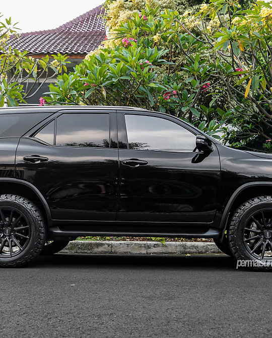 Фото дисков HF6-1 Черный сатин на Toyota Fortuner II
