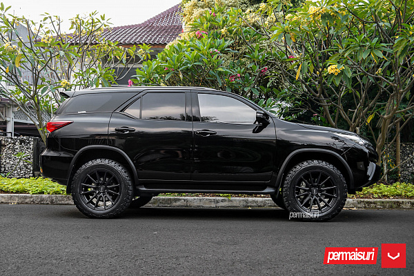 Фото дисков Vossen HF6-1 Черный сатин на Toyota Fortuner II