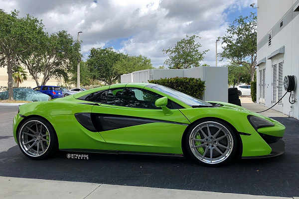 Фото дисков Strasse Wheels SV1 Deep Concave FS Сатиновый темный лак на McLaren 570S
