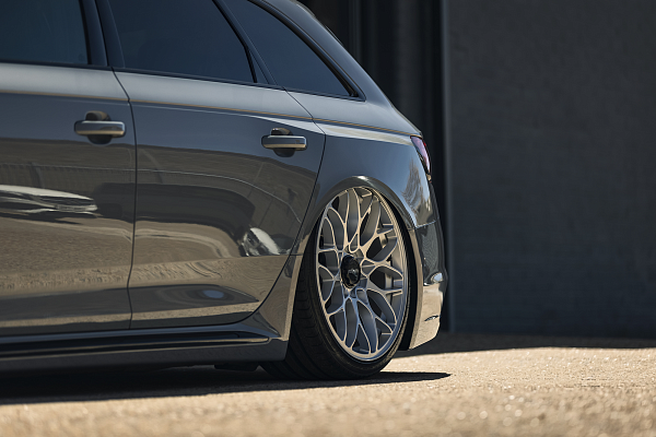Фото дисков Rotiform SGN Глянцевый лак на Audi A/S/RS 4 (B9)