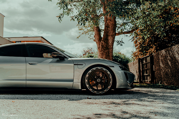 Фото дисков Brixton Forged PF7 Aerotech Черный сатин на Porsche Taycan I