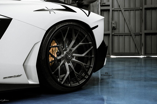Фото дисков Brixton Forged PF10 Черный матовый на Lamborghini Aventador